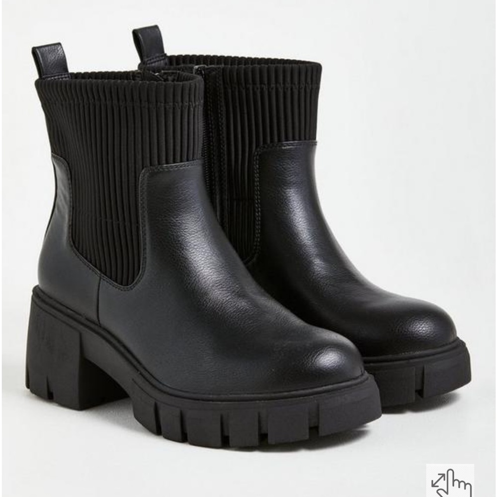 Torrid Chelsea Boot, size 8 wide, like new